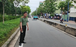 Taxi công nghệ chạy ngược chiều tông xe máy ở Thủ Đức, một người chết