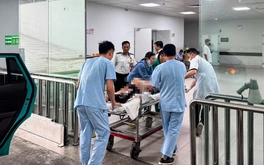 Đưa cô gái bị gãy chân đi cấp cứu, taxi được cảnh sát 'mở đường' thoát kẹt xe