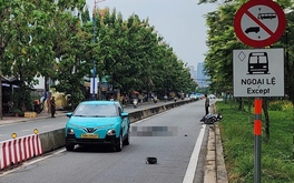 Taxi công nghệ chạy ngược chiều tông xe máy ở Thủ Đức, một người chết