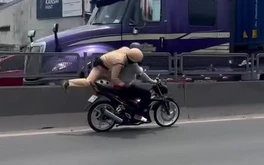 CSGT TP.HCM bám yên xe máy đang chạy: Thanh niên không có bằng lái, sợ bị phạt nên bỏ chạy