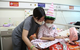 Bệnh nhi ung thư mừng sinh nhật trong bệnh viện, ước mơ khỏi bệnh thành bác sĩ