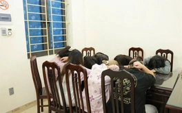 Khởi tố cặp bố con nuôi chăn dắt các cô gái phục vụ quán karaoke