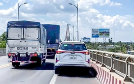 Ô tô 'cướp làn' xe máy trên cầu Rạch Miễu bị mời làm việc, lòi ra 4 lỗi phạt nguội