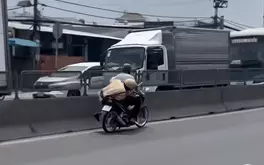 CSGT TP.HCM bám yên xe máy đang chạy: Thanh niên không có bằng lái, sợ bị phạt nên bỏ chạy
