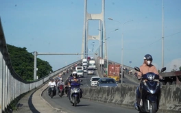 Kẹt xe cầu Phú Mỹ do phân làn hay do quá tải?