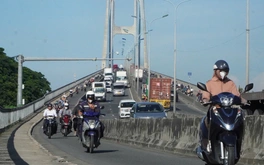 Kẹt xe cầu Phú Mỹ do phân làn hay do quá tải?