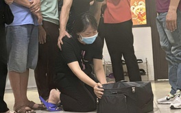 Rơi nước mắt trước quyết định 'phi thường' của người vợ quỳ gối tiễn biệt tạng chồng