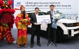 HLV Kim Sang Sik nhận Hyundai Santa Fe bản đắt nhất tại Việt Nam