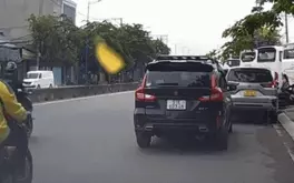 Tài xế ô tô mở cửa xe bất cẩn, hất văng tài xế xe ôm công nghệ ở Thủ Đức
