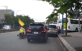 Tài xế ô tô mở cửa xe bất cẩn, hất văng tài xế xe ôm công nghệ ở Thủ Đức