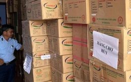 Long An thu giữ gần 25 tấn sữa bột nghi hàng giả ​