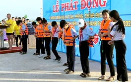 Huế tặng 2.000 áo phao để phòng chống đuối nước cho học sinh và người dân