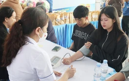 Hơn 1.000 thanh niên công nhân được khám, cấp thuốc miễn phí