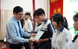 Mực Tím - Tuổi Trẻ tặng học bổng 'Vì tương lai Việt Nam' cho học sinh Đắk Nông vượt khó, học tốt