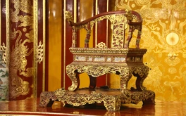 Ngai vàng triều Nguyễn đẹp và tinh xảo cỡ nào trước khi bị bẻ gãy?