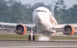 Sự thật phía sau cú hạ cánh ngoạn mục bằng một bánh của máy bay Boeing
