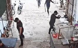 Vụ 7 người bịt mặt đập phá quán phở: 'Tấn công' nhà 2 người thân con nợ để gây áp lực