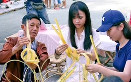 Tết Đoan ngọ, đến Thảo cầm viên chơi tò he, làm cào cào lá dừa