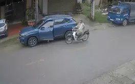 Tài xế mở cửa xe ô tô, đẩy người đi xe máy ngã lăn ra đường