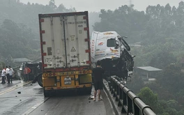 3 ô tô tông liên hoàn trên cao tốc 2 làn, đầu xe container lơ lửng trên thành cầu