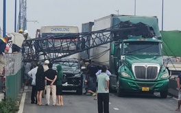 Xe cẩu công trình ngã đè xe container và ô tô trên đường Võ Chí Công