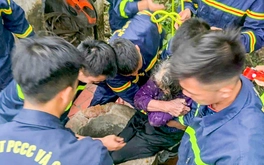 Cứu hộ thành công cụ bà 81 tuổi rơi xuống giếng nước