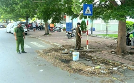 Đã di dời ô tô 'chôn bánh' bên đường tại quận Bình Thạnh