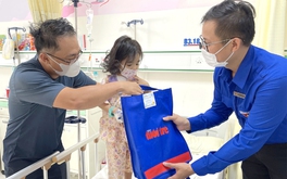 Bạn đọc Tuổi Trẻ tiếp sức chiến binh hoa mặt trời
