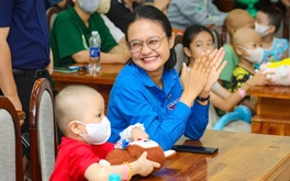 Hơn 100 phần quà ước nguyện tặng bệnh nhi ung thư nhân dịp 1-6