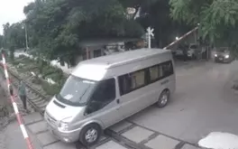 Cố vượt đường ngang gây hỏng barie, tài xế ô tô bị  phạt 11 triệu đồng