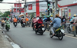Dù có dải phân cách, xe máy, xe đạp vẫn nối chạy ngược chiều