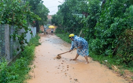 Bùn đất từ cao tốc Vạn Ninh - Cam Lộ theo nước mưa ập vào nhà dân