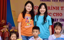 Hai chị em sinh đôi tự lập quỹ học bổng cho học sinh nghèo tỉnh Phú Yên