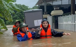 Miền Trung mưa lũ dị thường, 2 người mất tích do lũ cuốn