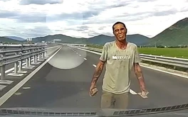 Xác minh người đàn ông cầm đá, chặn đầu ô tô trên cao tốc Vân Phong - Nha Trang