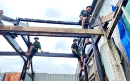 Bộ đội dầm mưa giúp dân khắc phục hậu quả do lốc xoáy gây ra