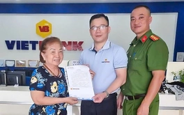 Cụ bà trả lại 300 triệu đồng cho người chuyển khoản nhầm