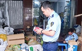 Chống buôn lậu, hàng giả 15-6: Phát hiện nhiều bánh kẹo, táo đỏ không có nguồn gốc, xuất xứ