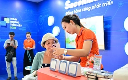 Loa thông báo tiền của Sacombank thu hút tiểu thương tại lễ hội Ting Ting Day 2025
