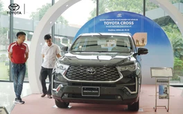 Lái thử Innova Cross tại sự kiện Toyota Cross Line Up, khách 'chốt' đặt cọc