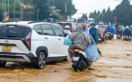 Đà Lạt ngập cục bộ dọc suối Phan Đình Phùng trong mưa lớn