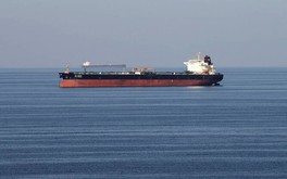 Giá dầu tăng sau sự cố cháy 3 tàu gần eo biển Hormuz