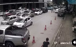 Xe bán tải có dấu hiệu mất lái, hất văng người phụ nữ đi bộ trong bệnh viện