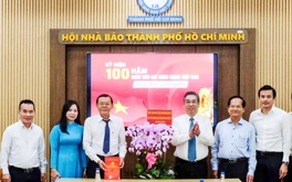 Phó bí thư Nguyễn Phước Lộc thăm, chúc mừng VTV9 và Hội Nhà báo TP.HCM nhân dịp 21-6
