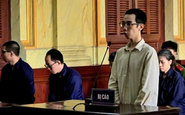 Giao dịch viên chiếm đoạt hơn 5 tỉ đồng của ngân hàng để ‘làm nhiệm vụ’, lãnh 20 năm tù