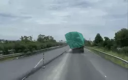 Xe tải chở hàng 'như sắp đổ' trên đường cao tốc