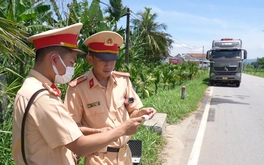 Chiêu mới, cắt thùng container để chở cát quá tải, chủ xe và tài xế bị phạt