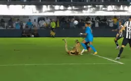 Neymar nhận thẻ đỏ vì ghi bàn bằng... tay, người hâm mộ chỉ trích dữ dội