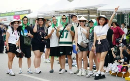 Fan Việt thuê xe sang quảng bá G-Dragon khắp Hà Nội, có người đòi theo về Hàn