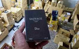 Cận cảnh kho hàng hơn 10.000 chai nước hoa Chanel, Bvlgari, Dior... giả, Công an TP.HCM vừa thu giữ